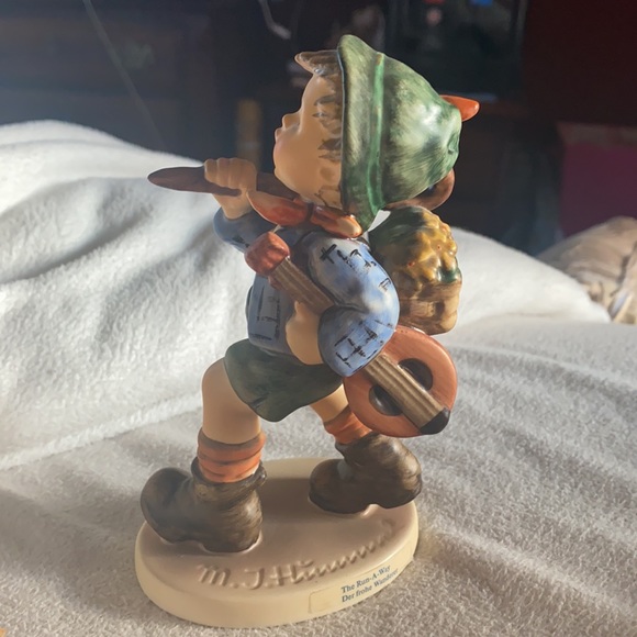 Hummel Figurine #327 “The Run a way” Boy with Cane, violin and basket - Picture 2 of 4